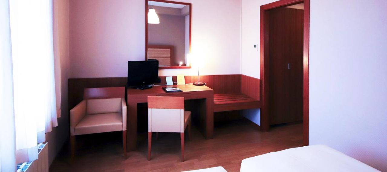 Monica Hotel Fiera Pregnana Milanese エクステリア 写真