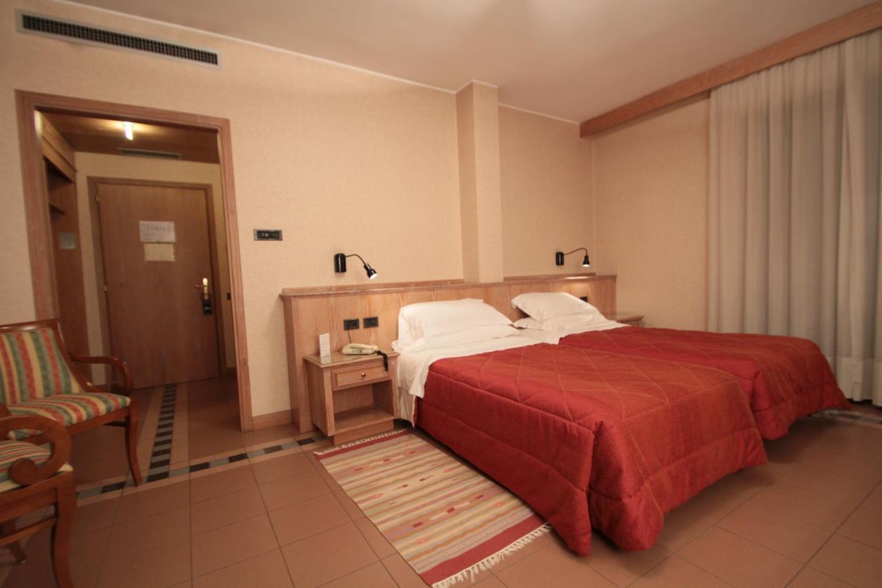 Monica Hotel Fiera Pregnana Milanese エクステリア 写真