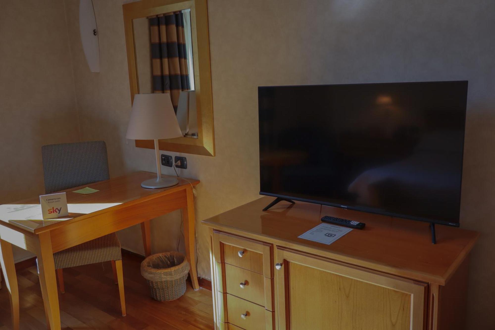 Monica Hotel Fiera Pregnana Milanese エクステリア 写真
