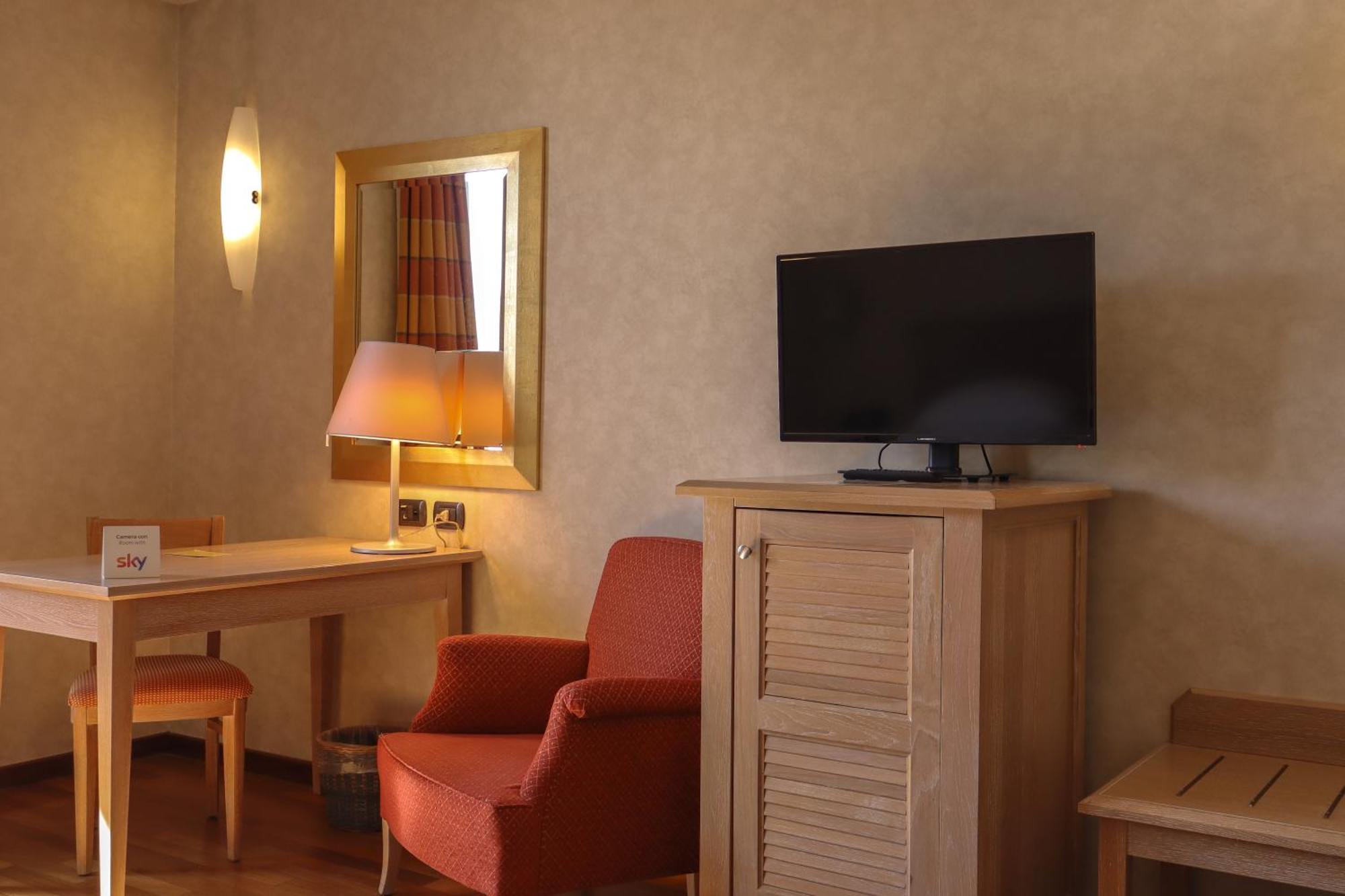 Monica Hotel Fiera Pregnana Milanese エクステリア 写真
