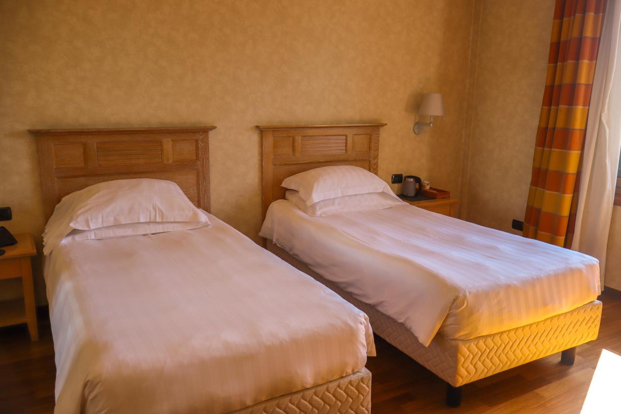 Monica Hotel Fiera Pregnana Milanese エクステリア 写真