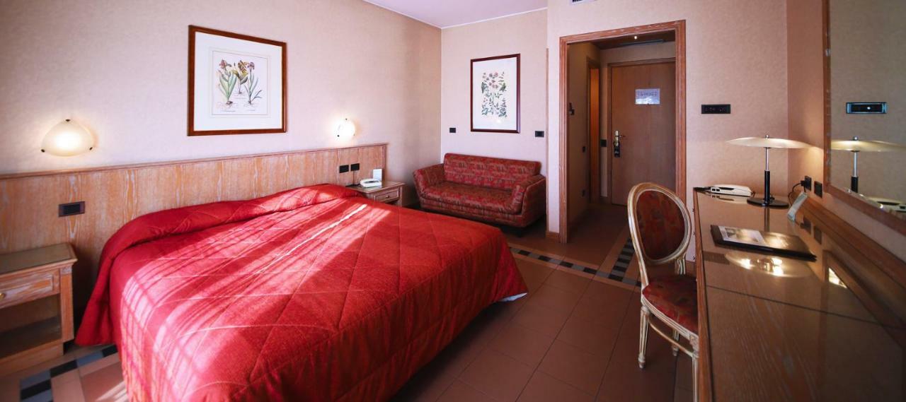 Monica Hotel Fiera Pregnana Milanese エクステリア 写真