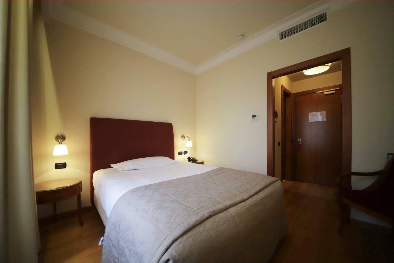 Monica Hotel Fiera Pregnana Milanese エクステリア 写真