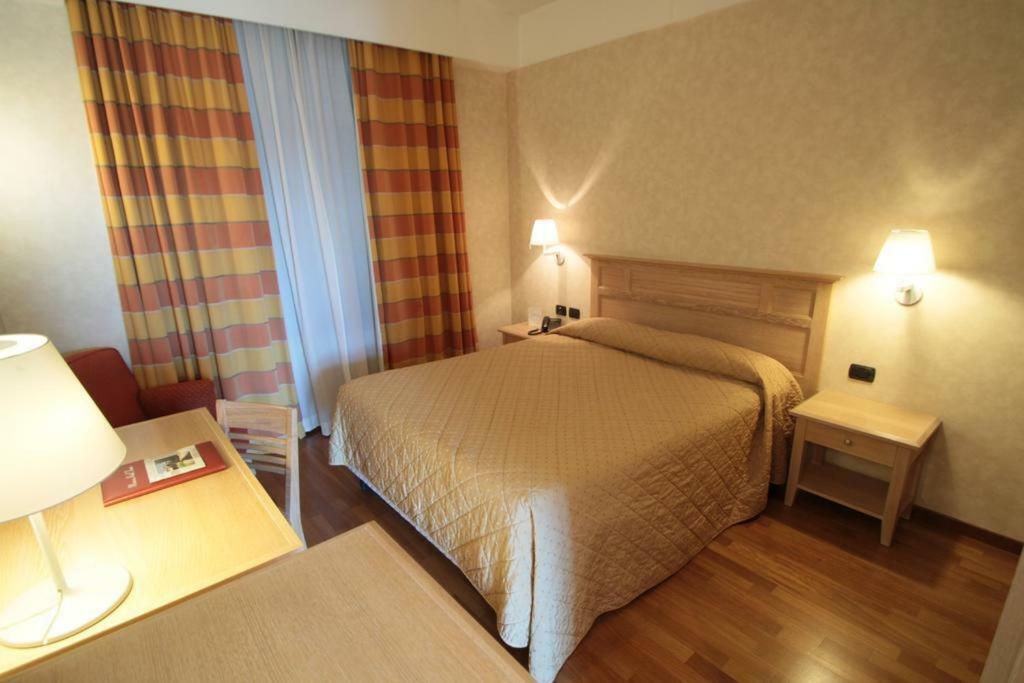 Monica Hotel Fiera Pregnana Milanese エクステリア 写真